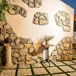 Old Nest House Salakos
