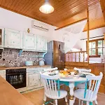Old Nest House * Salakos