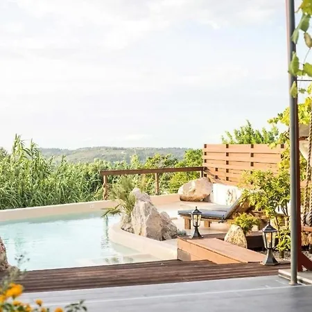 Old Nest House Salakos