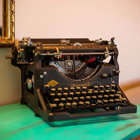 Old Nest House Salakos